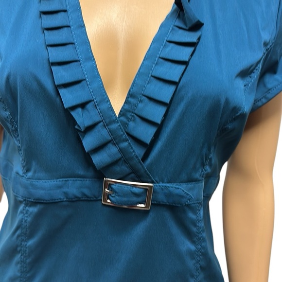 Express Designs Studio Short Sleeve Ruffled Empire Buckle Waist Zip Blouse M - Picture 4 of 11